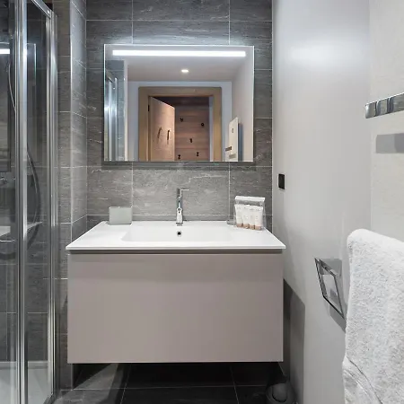 Apartment Avec Espace Bien-etre A Megeve, Piscine, Salle De Sport Et Parking Electrique - Fr-1-569-34
